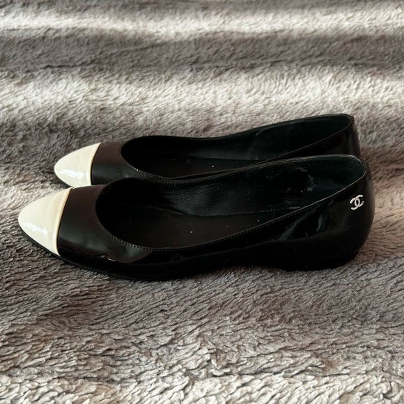 CHANEL Logo Patent Leather Flats Sz.37.5 - Picture 2 of 8